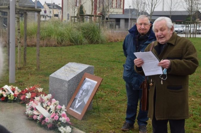 Pierre Frénée (qui lit le texte) et François Tollot ont animé la célébration par la lecture de deux textes d’hommages. (©L’Orne Hebdo)